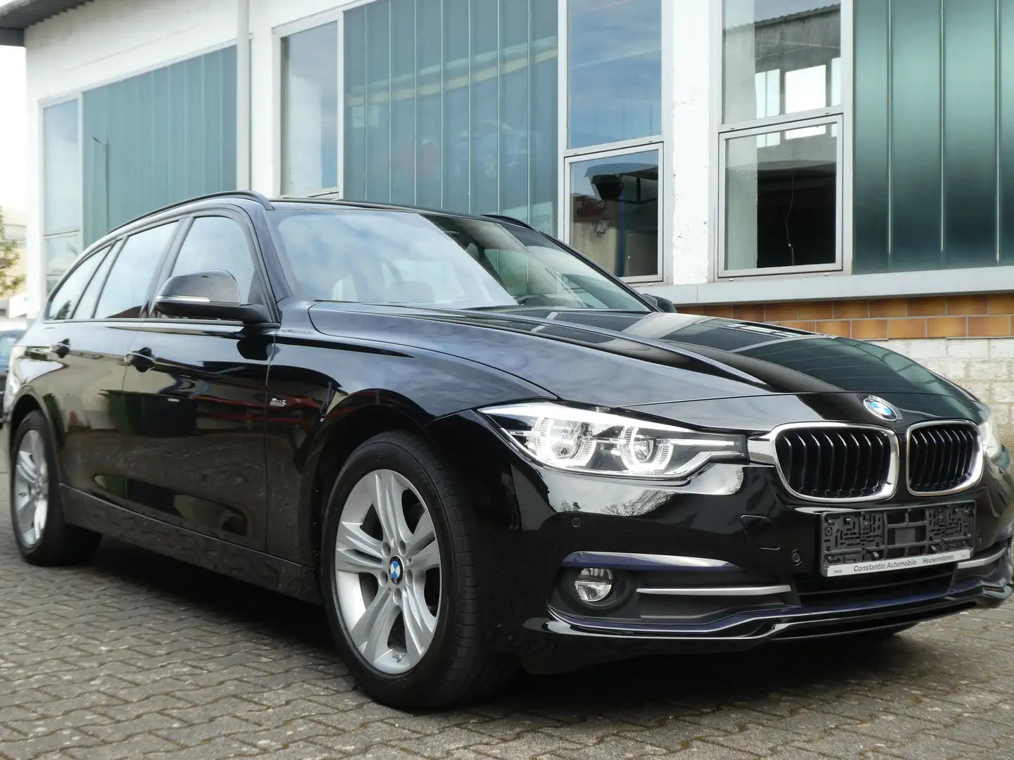 BMW 320 d xDrive Touring Sport Line Automatik Schwarz - 2