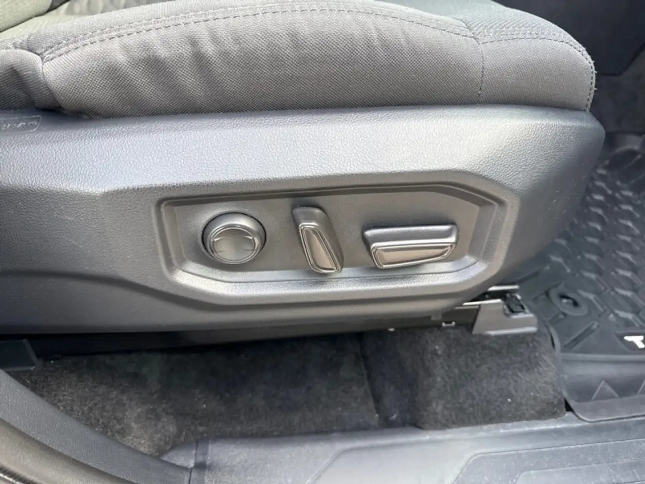 Toyota Tundra снимка Toyota Tundra