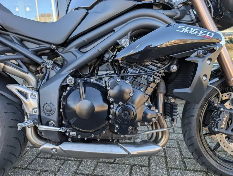 Triumph Speed Triple 1050 - foto 8