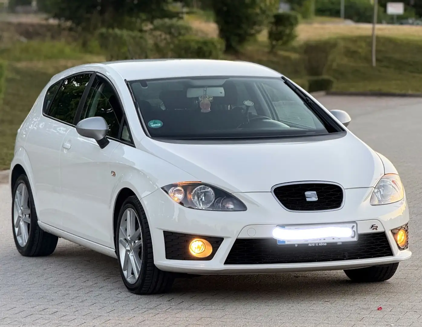SEAT Leon 2.0 TFSI DSG FR - 1