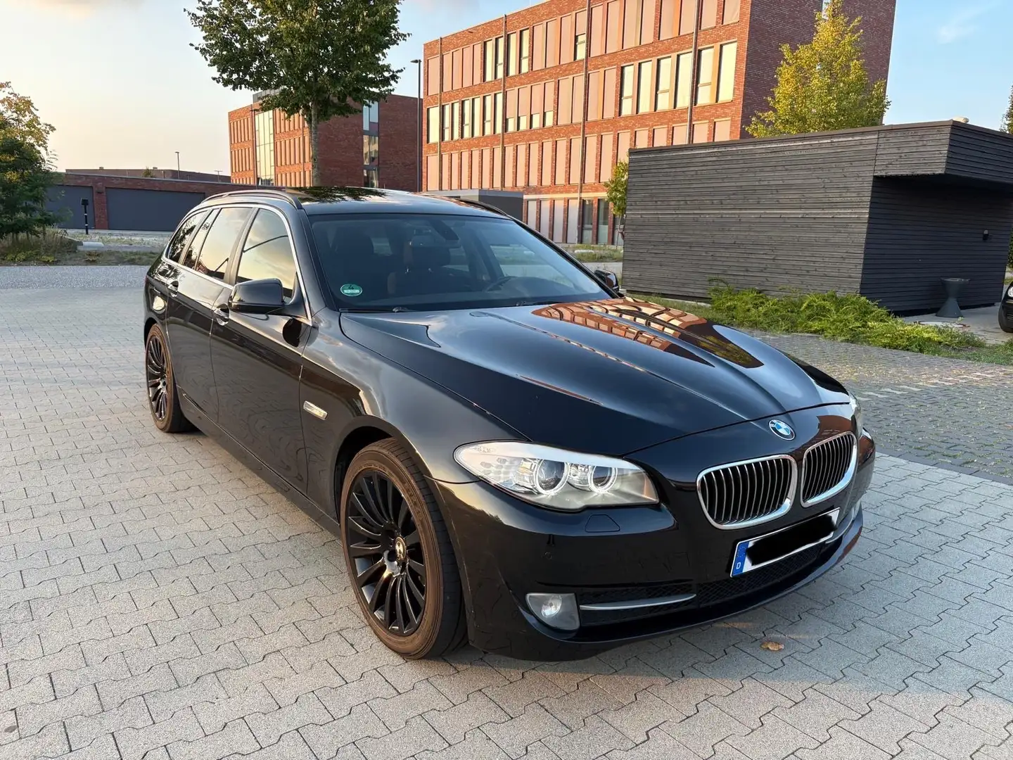 BMW 525 3.0 204 PS BI-Xenon Panorama Standheizung AHK Fekete - 1