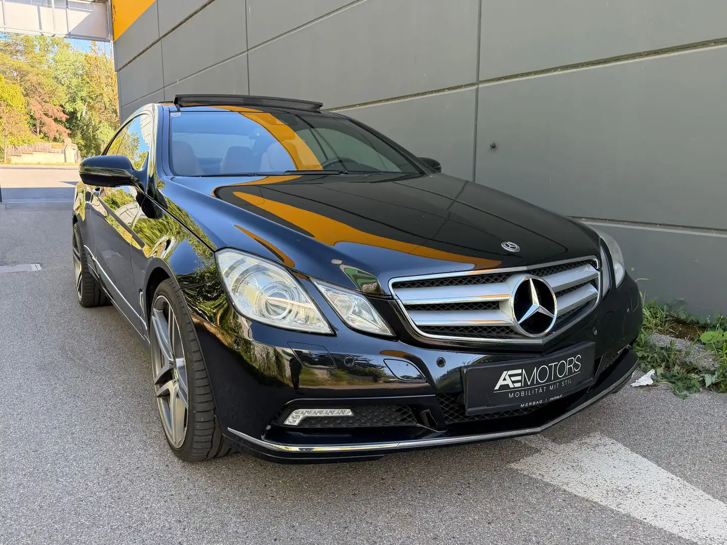 Mercedes-Benz E 350 PANORAMA//NAVI//KREDIT// Schwarz - 2