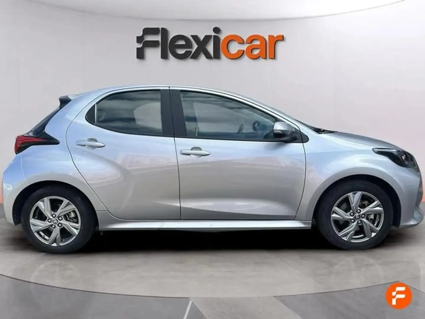 Toyota Yaris 120H 1.5 Active Plus Gris - 2