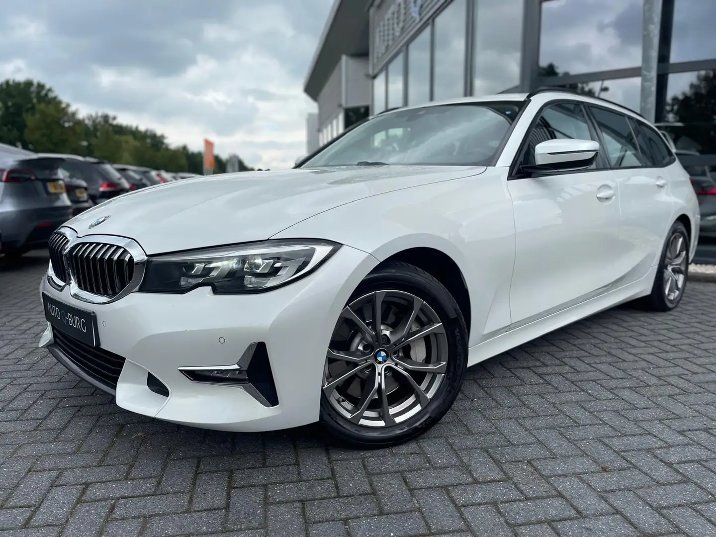 BMW 330 3-serie Touring 330d xDrive | Automaat | M- Sport| Wit - 2