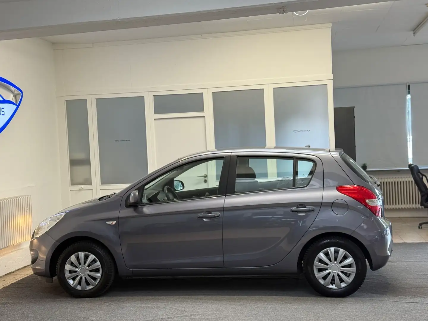 Hyundai i20 Comfort/NUR 25TKM/SHZ/KLIMA/INSP. NEU Grau - 2