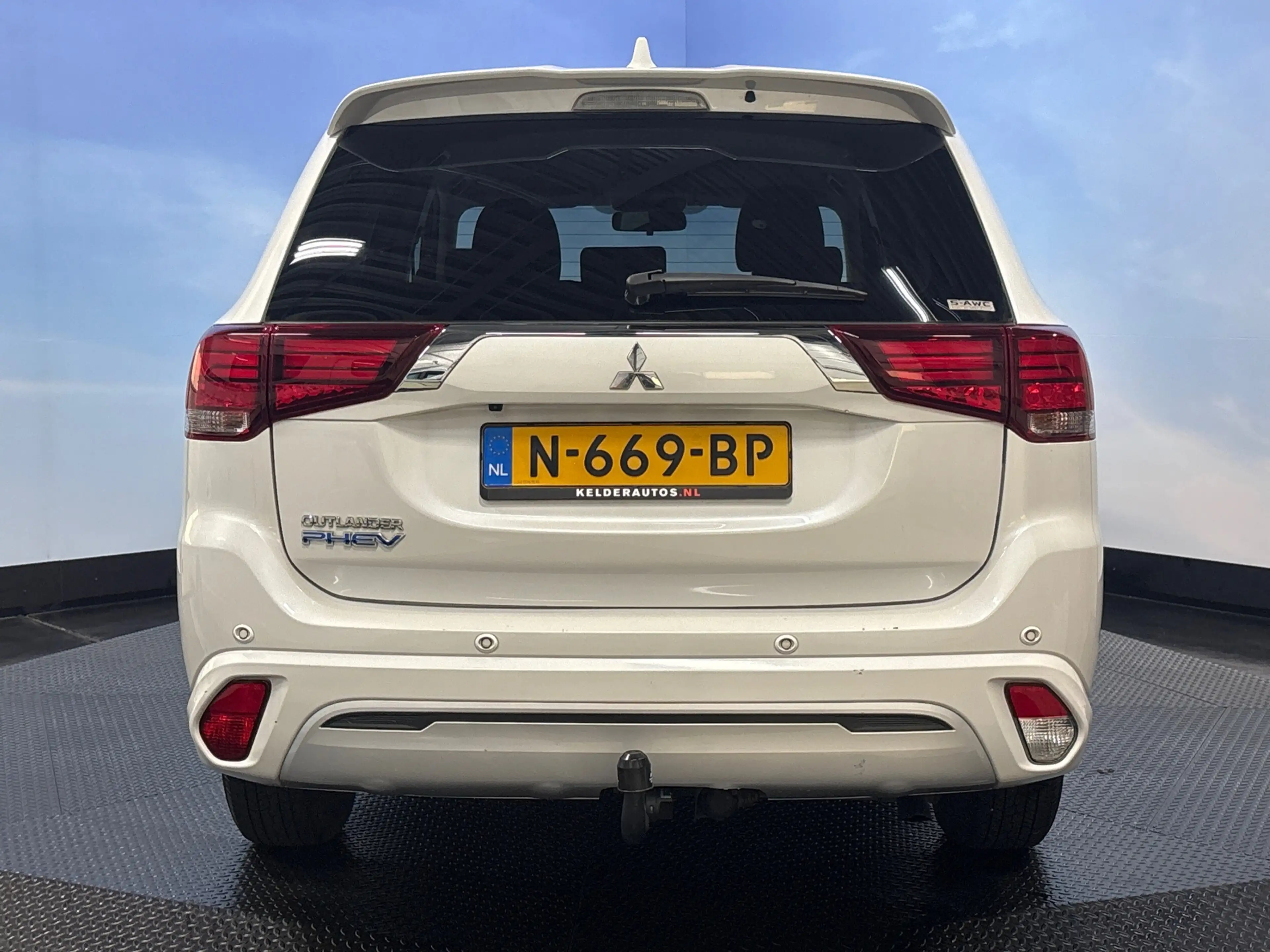 Mitsubishi Outlander 2.4 PHEV Pure Clima | Cruise | Camera | Trekhaak | — photo 4