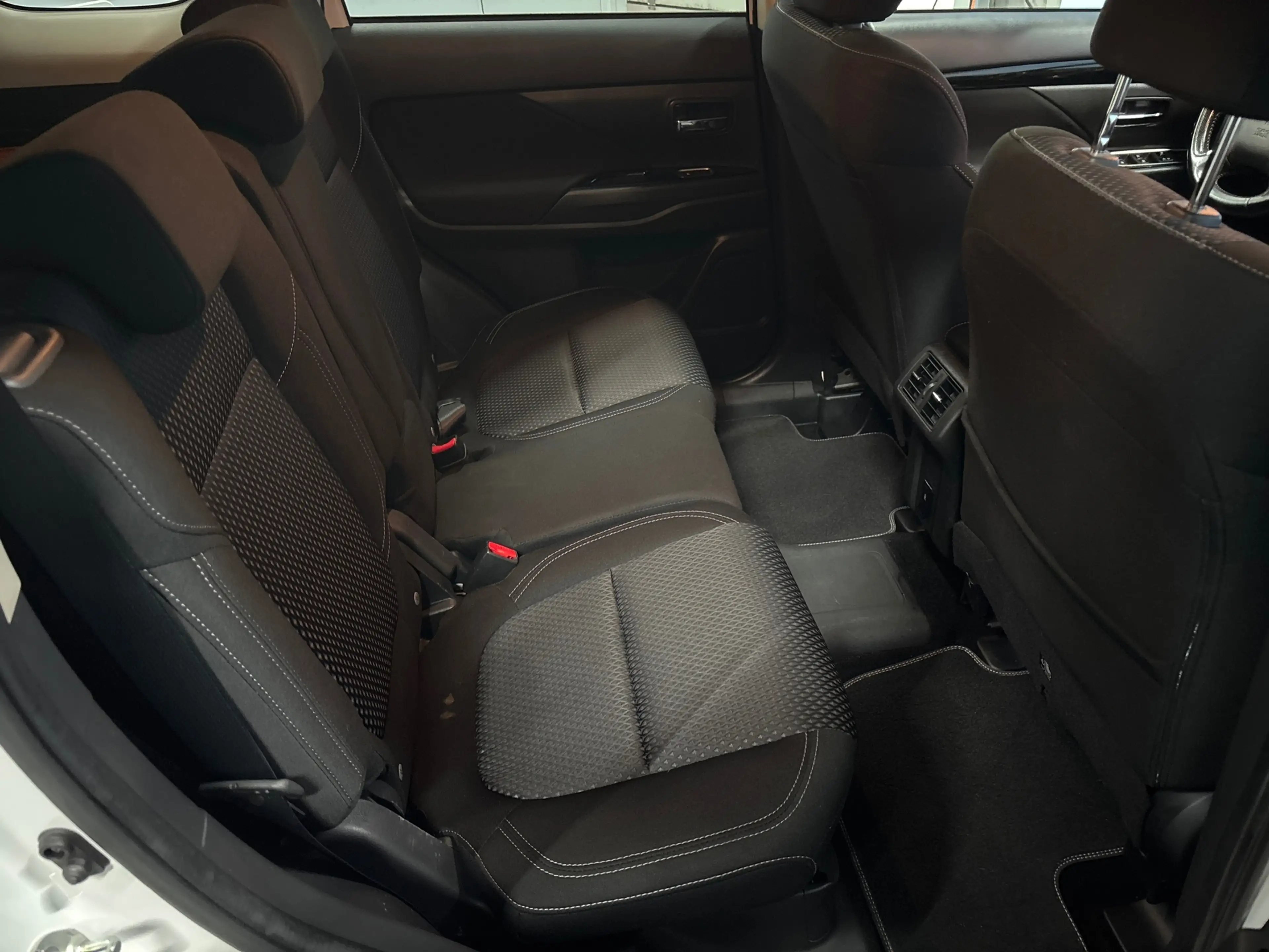 Mitsubishi Outlander 2.4 PHEV Pure Clima | Cruise | Camera | Trekhaak | — photo 14