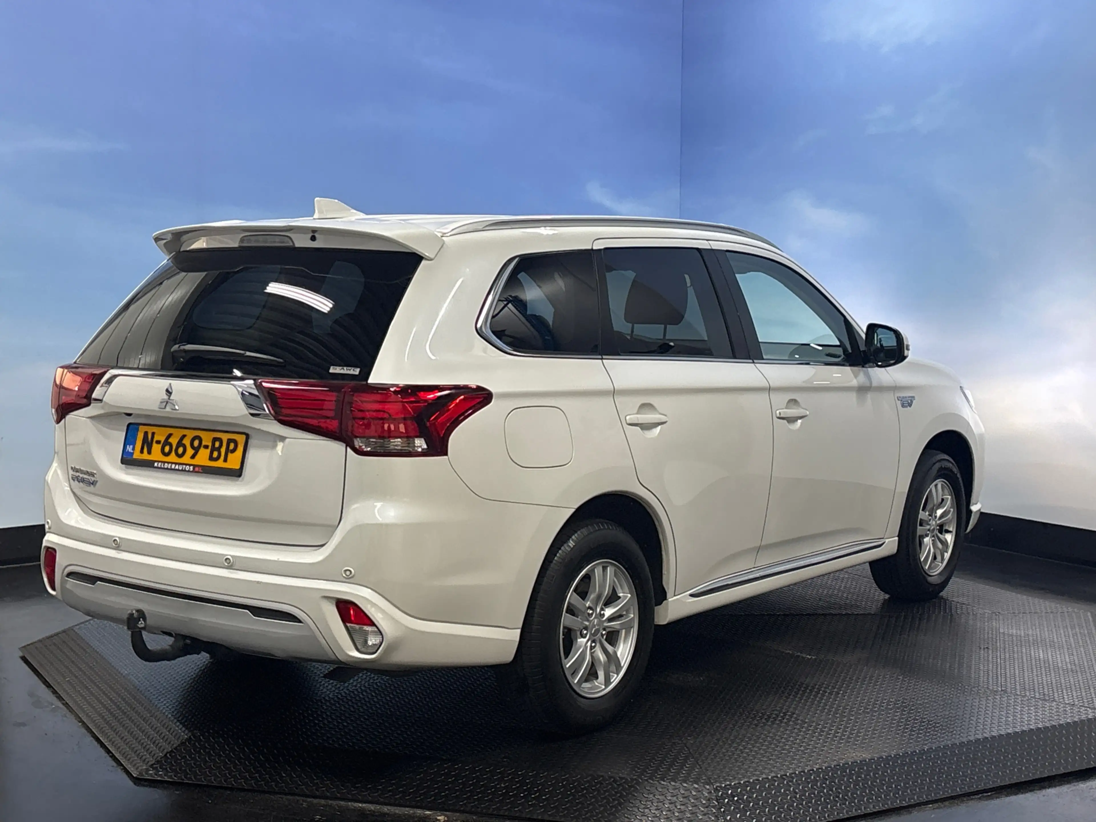 Mitsubishi Outlander 2.4 PHEV Pure Clima | Cruise | Camera | Trekhaak | — photo 5
