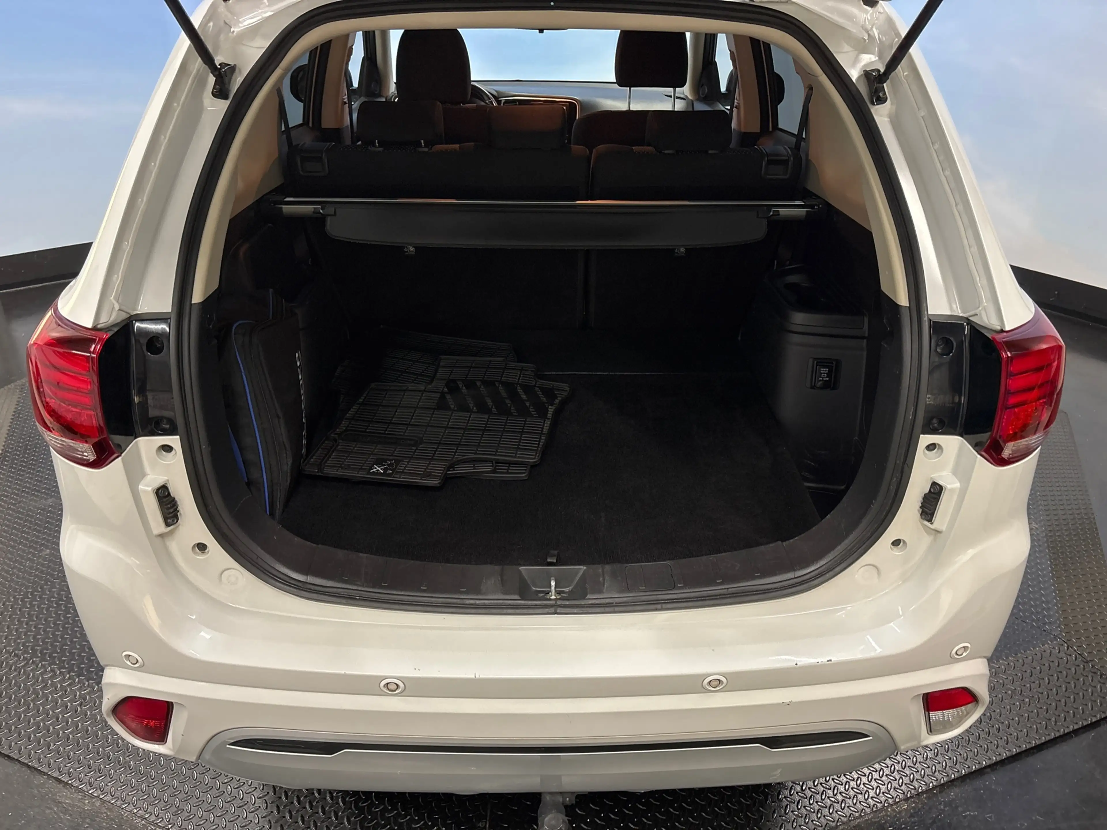 Mitsubishi Outlander 2.4 PHEV Pure Clima | Cruise | Camera | Trekhaak | — photo 9