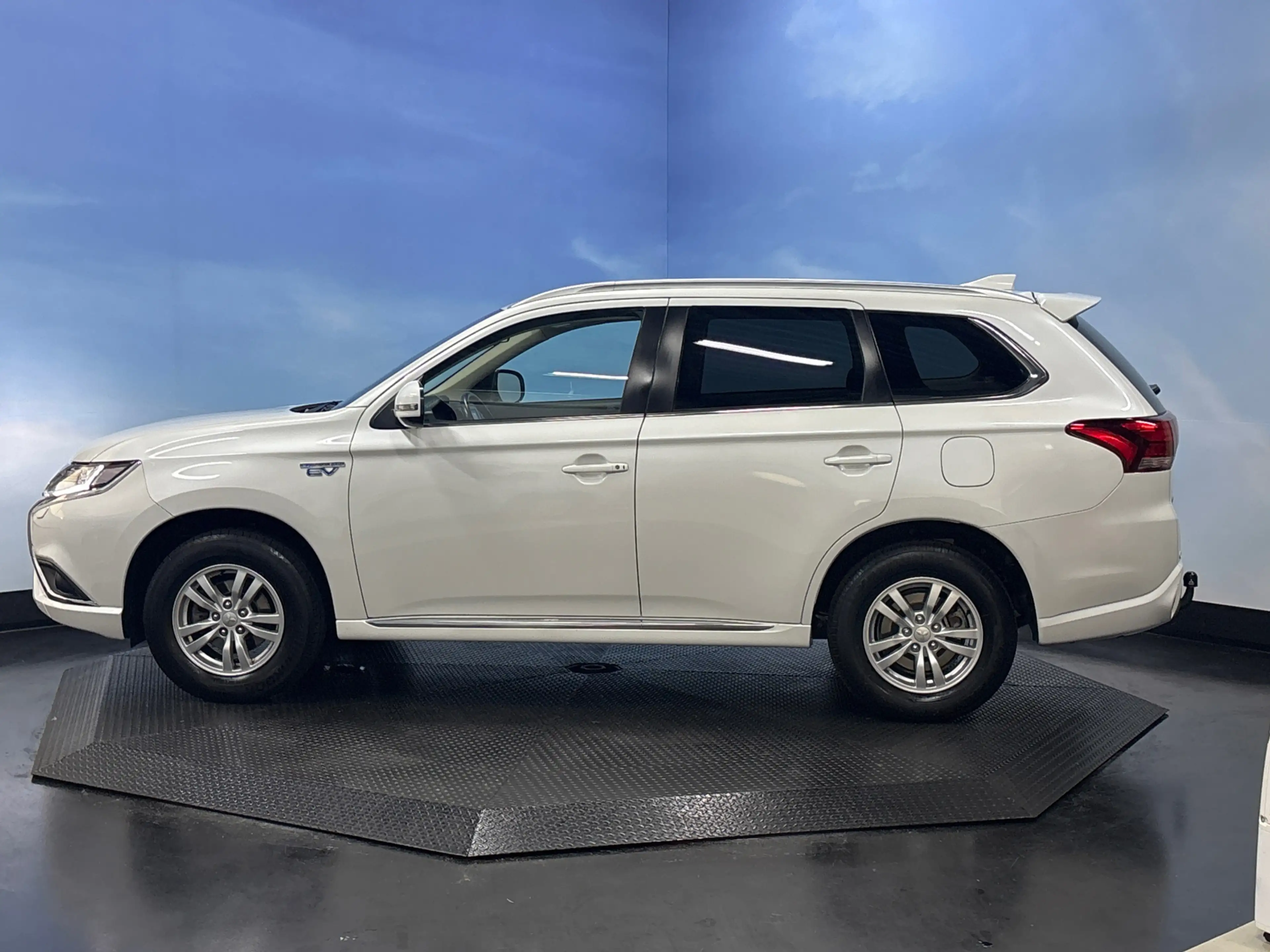 Mitsubishi Outlander 2.4 PHEV Pure Clima | Cruise | Camera | Trekhaak | — photo 2