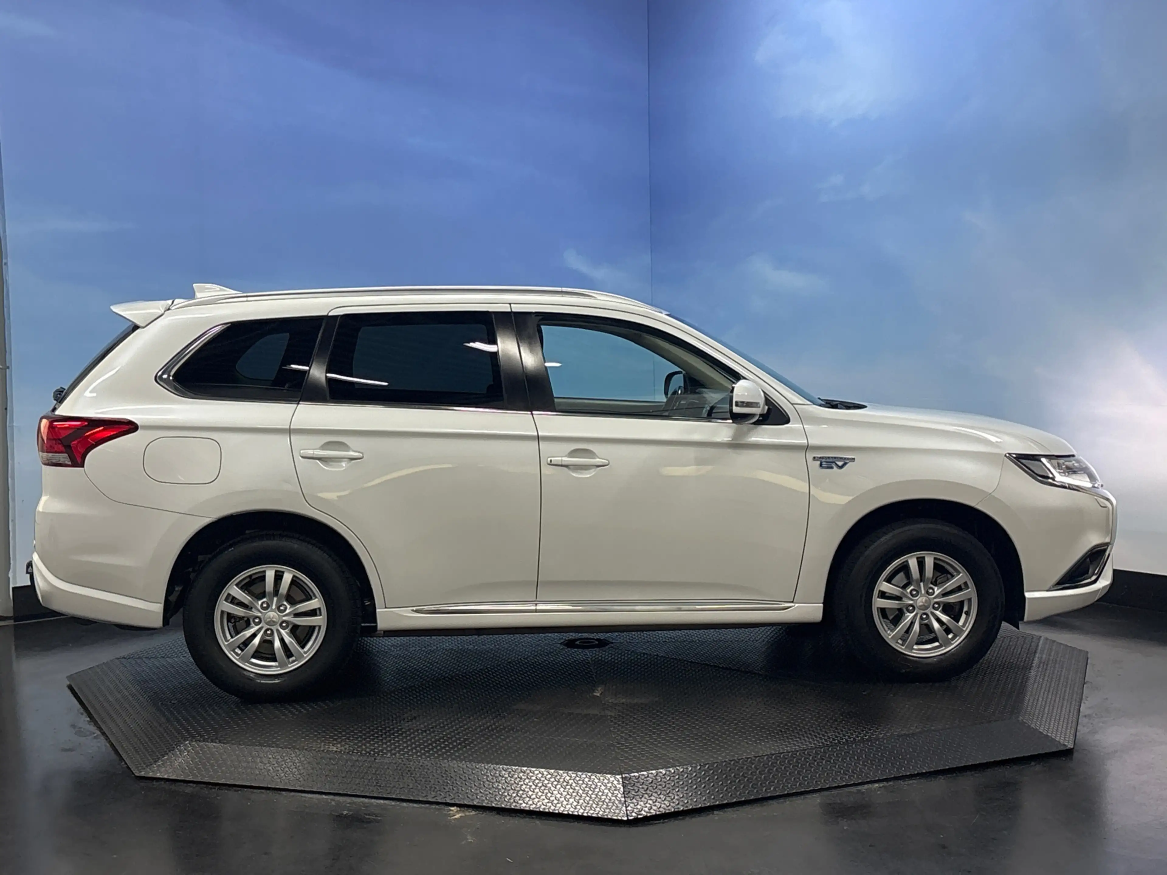 Mitsubishi Outlander 2.4 PHEV Pure Clima | Cruise | Camera | Trekhaak | — photo 6