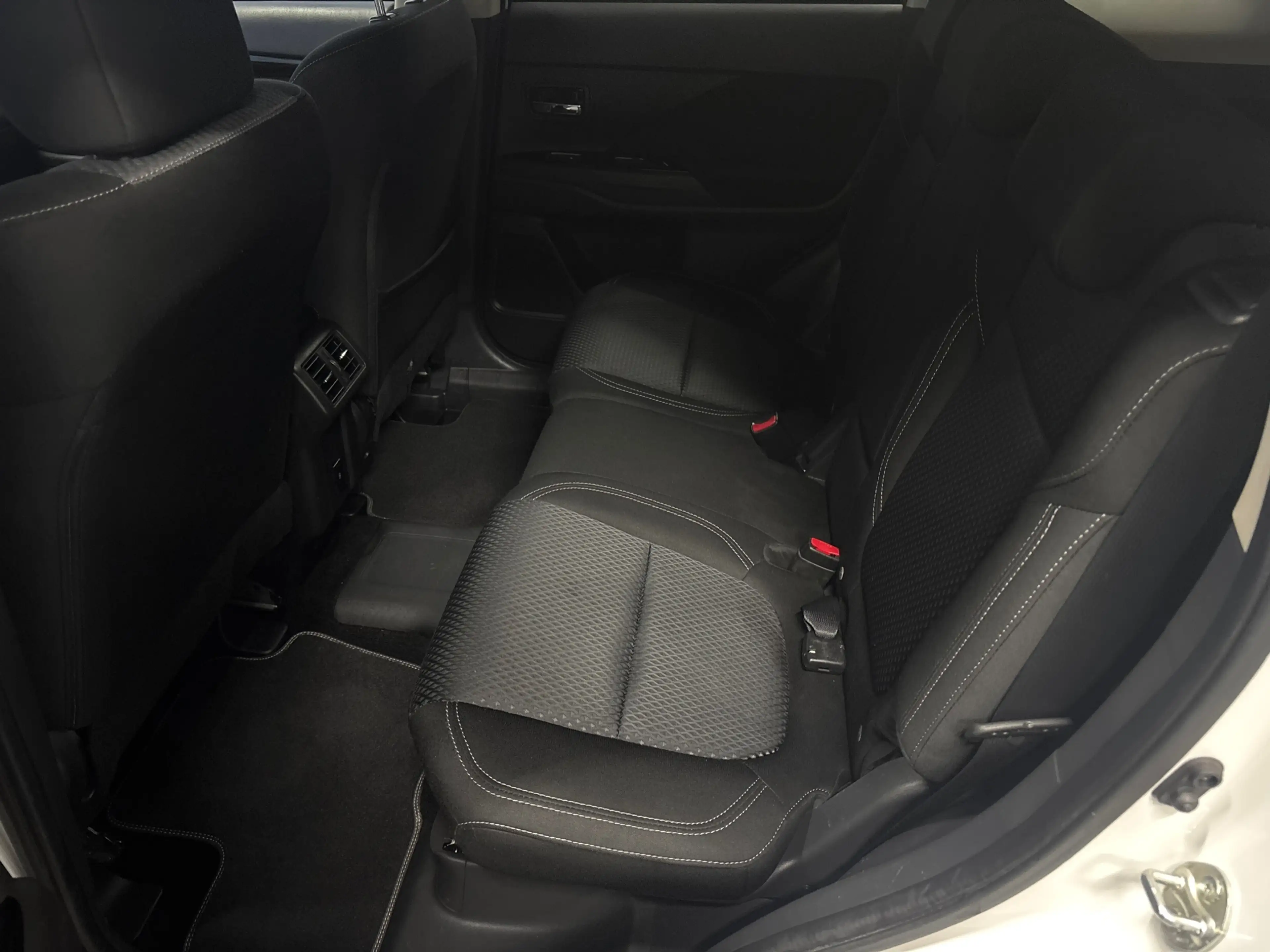 Mitsubishi Outlander 2.4 PHEV Pure Clima | Cruise | Camera | Trekhaak | — photo 12