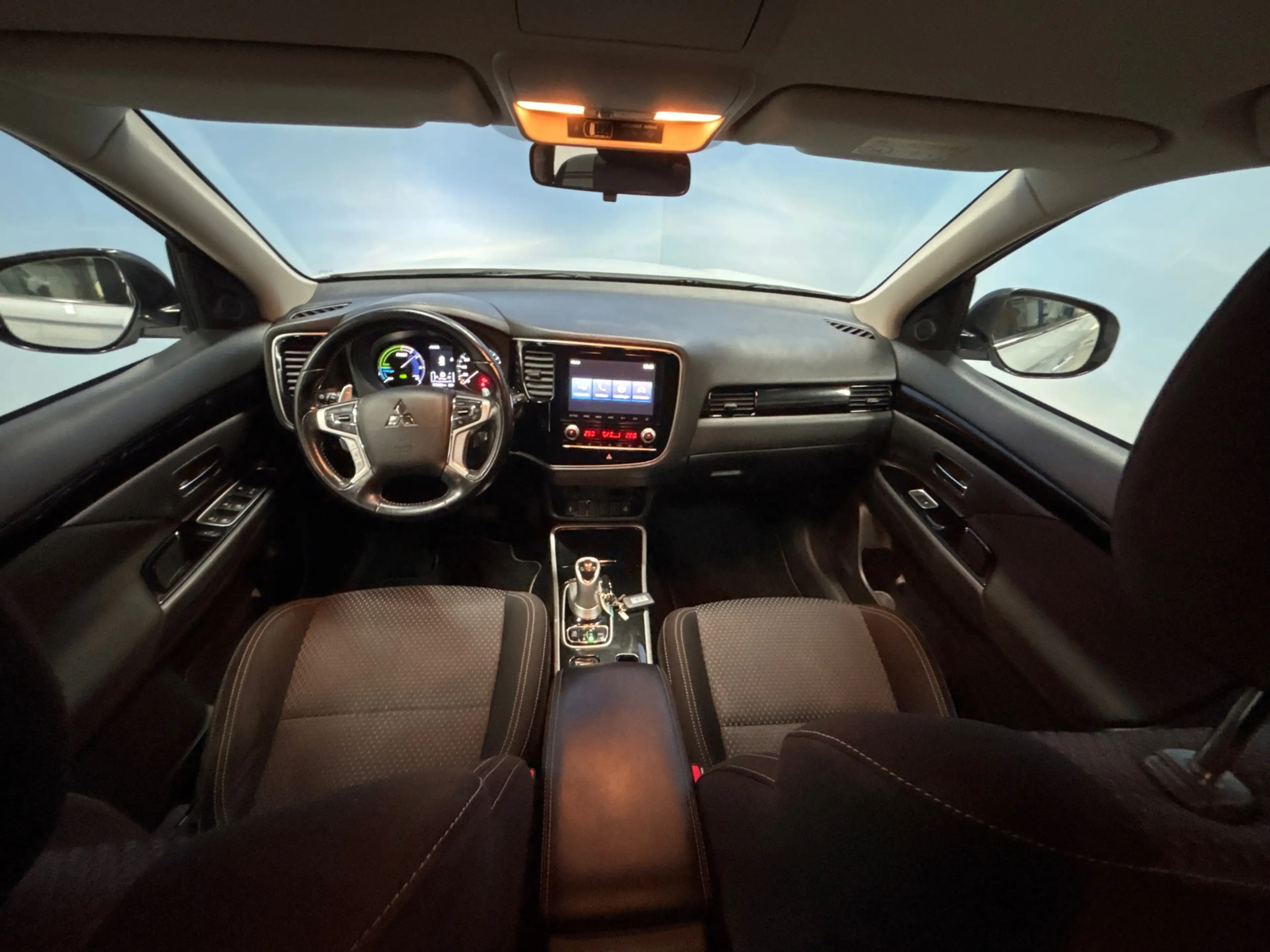 Mitsubishi Outlander 2.4 PHEV Pure Clima | Cruise | Camera | Trekhaak | — photo 13
