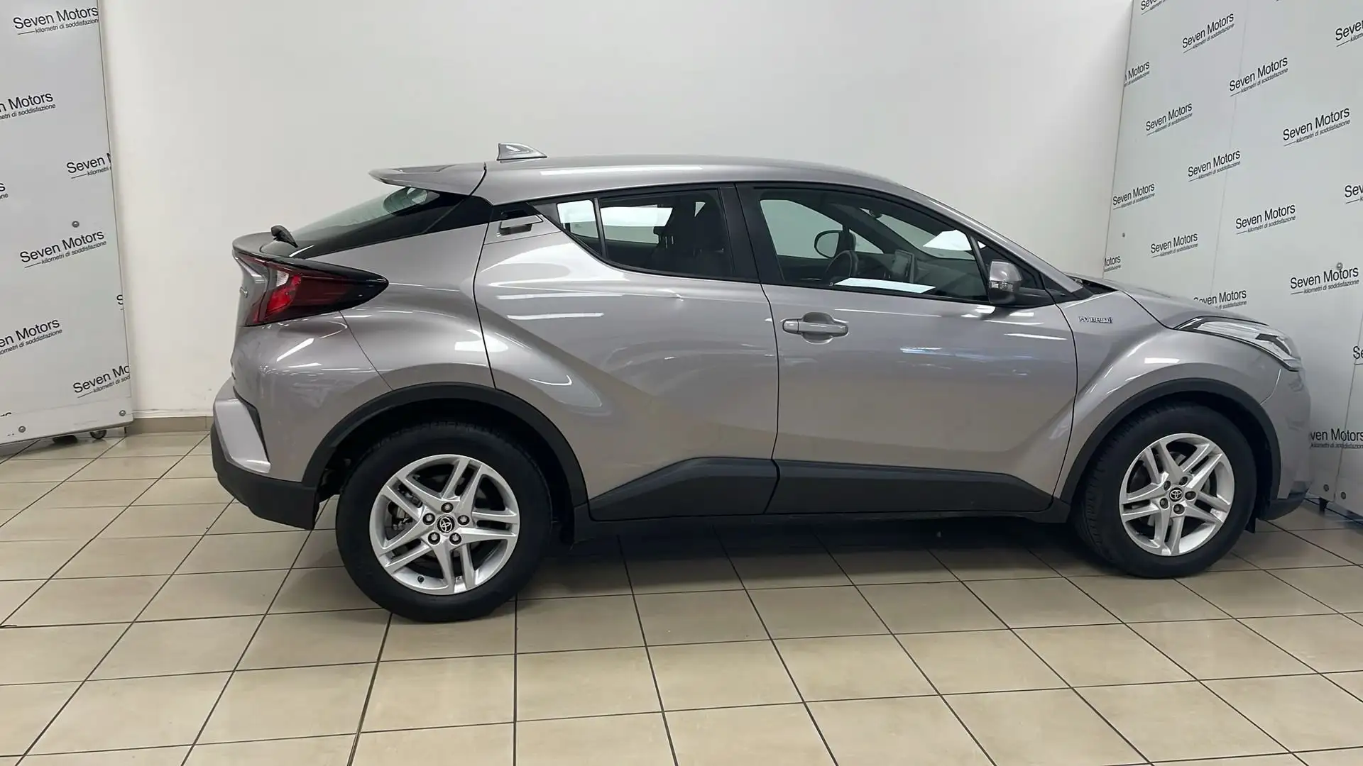 Toyota C-HR 1.8 Hybrid E-CVT Active Grijs - 2