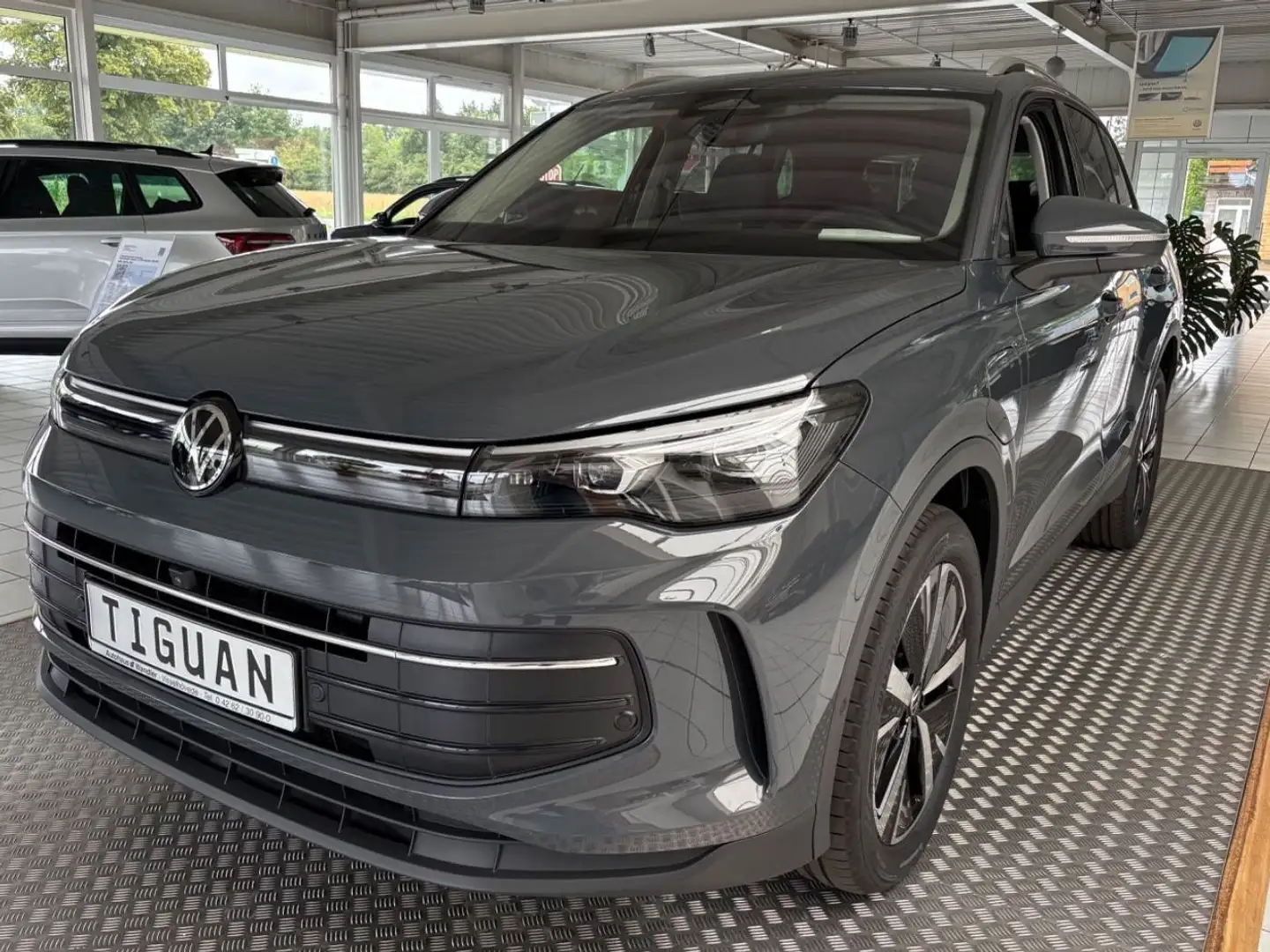 Volkswagen Tiguan 1.5 TSI eHybrid 150 kW , AHK, Matrix, Nav Grijs - 1