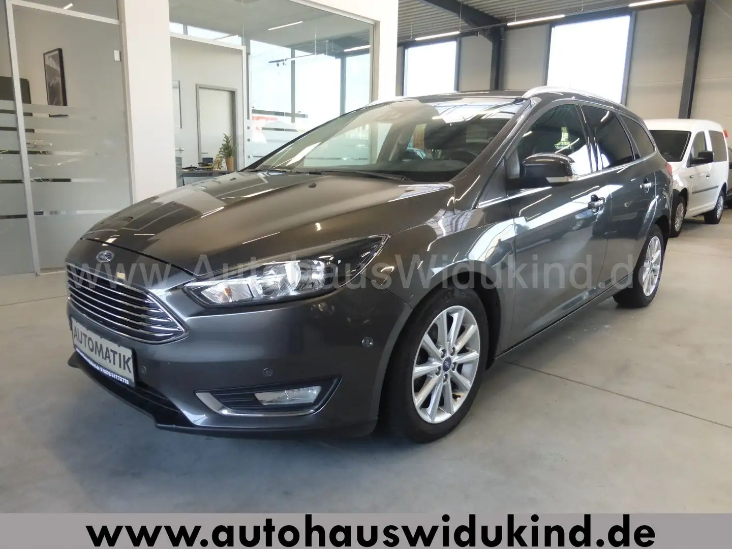Ford Focus Turnier Titanium Aut.Navi Kamera nur 56tkm Grau - 1
