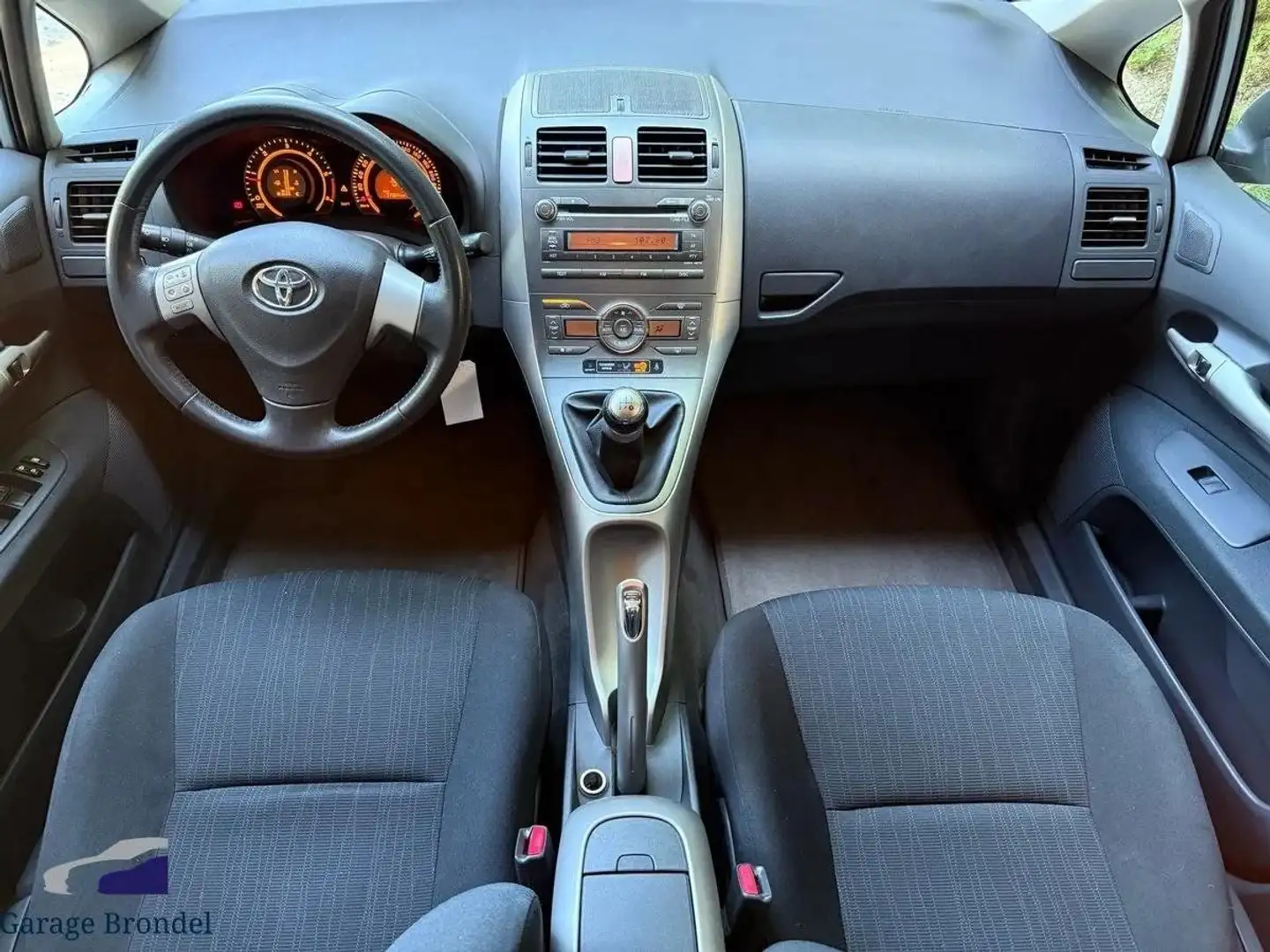 Toyota Auris 1.4 D-4D 90cv 2ème main Grau - 2