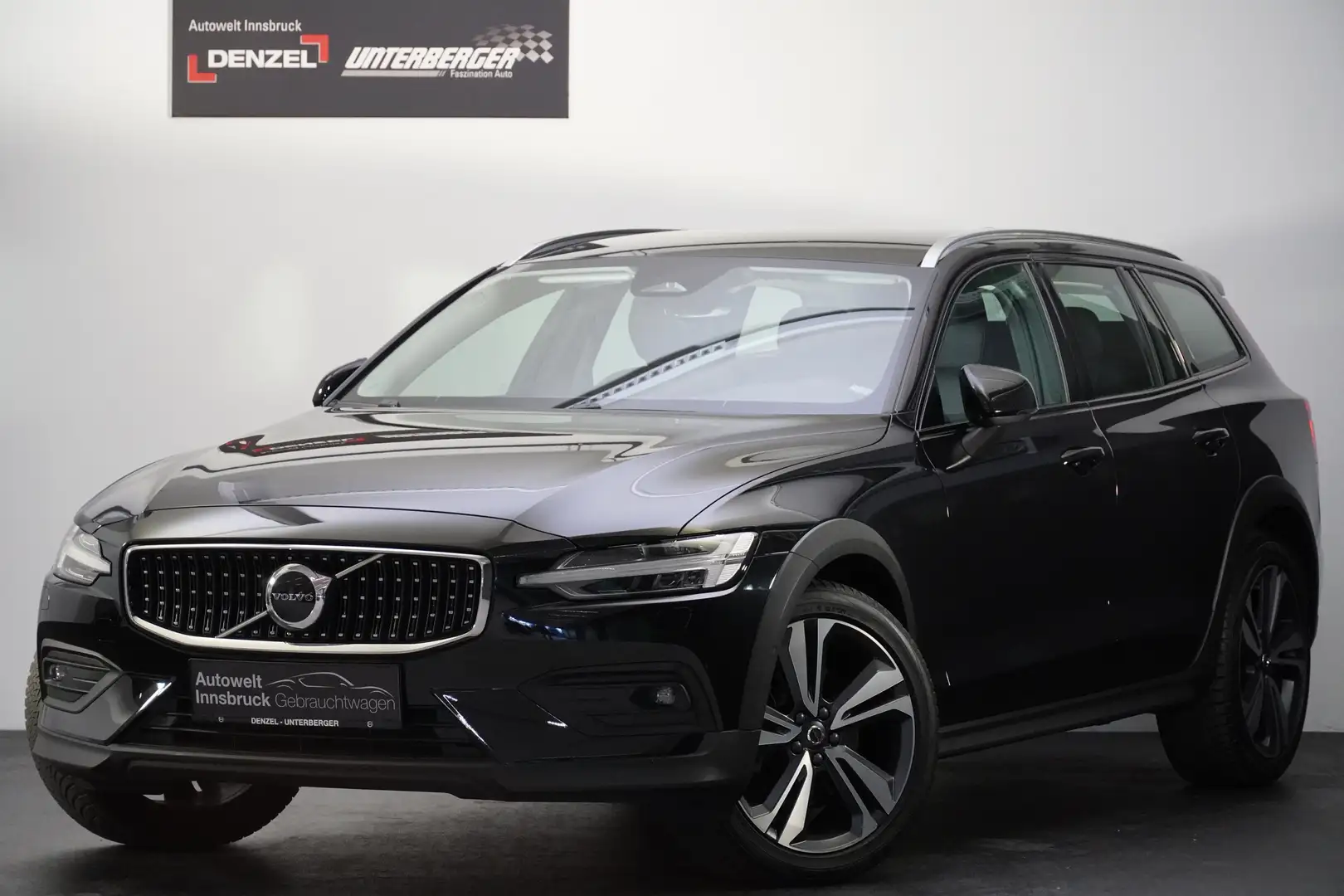 Volvo V60 Cross Country Plus B4 AWD Geartronic Schwarz - 2