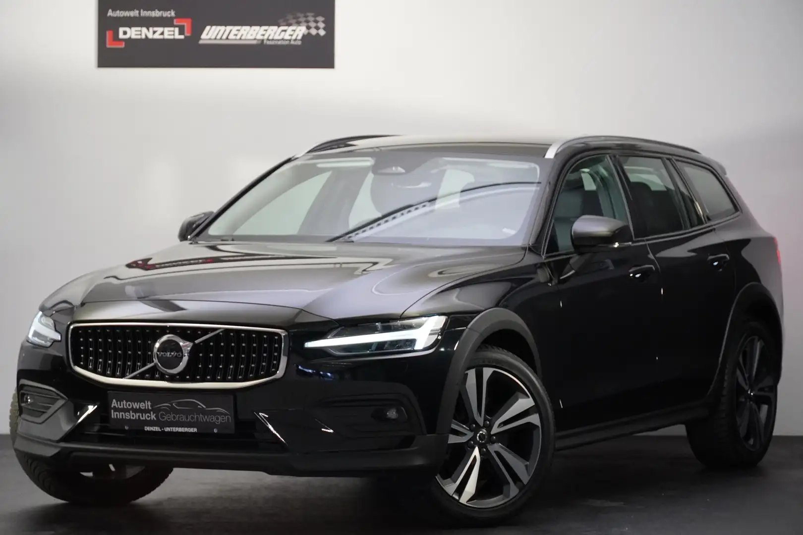 Volvo V60 Cross Country Plus B4 AWD Geartronic Schwarz - 1