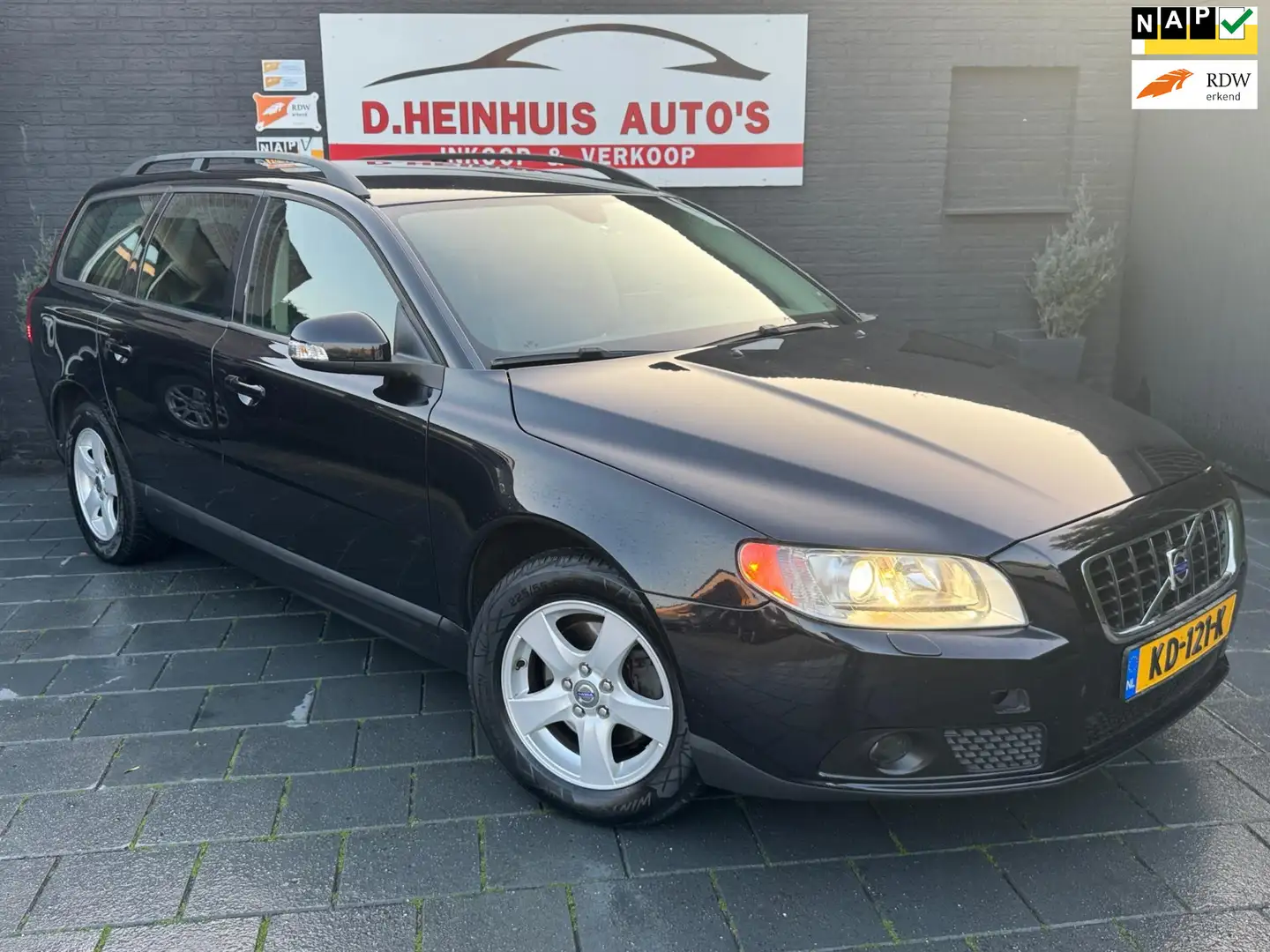 Volvo V70 2.0D Momentum Zwart - 1