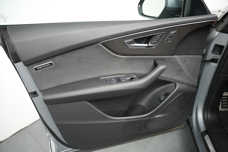 Audi SQ8 4.0 TFSI quattro/EXCLUSIVE/ALCANTARA/BLACK — photo 14