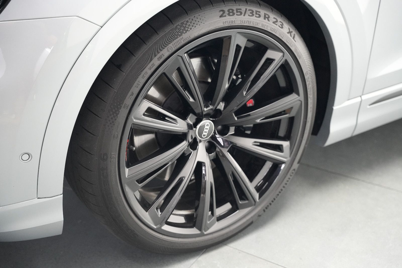 Audi SQ8 4.0 TFSI quattro/EXCLUSIVE/ALCANTARA/BLACK — photo 7