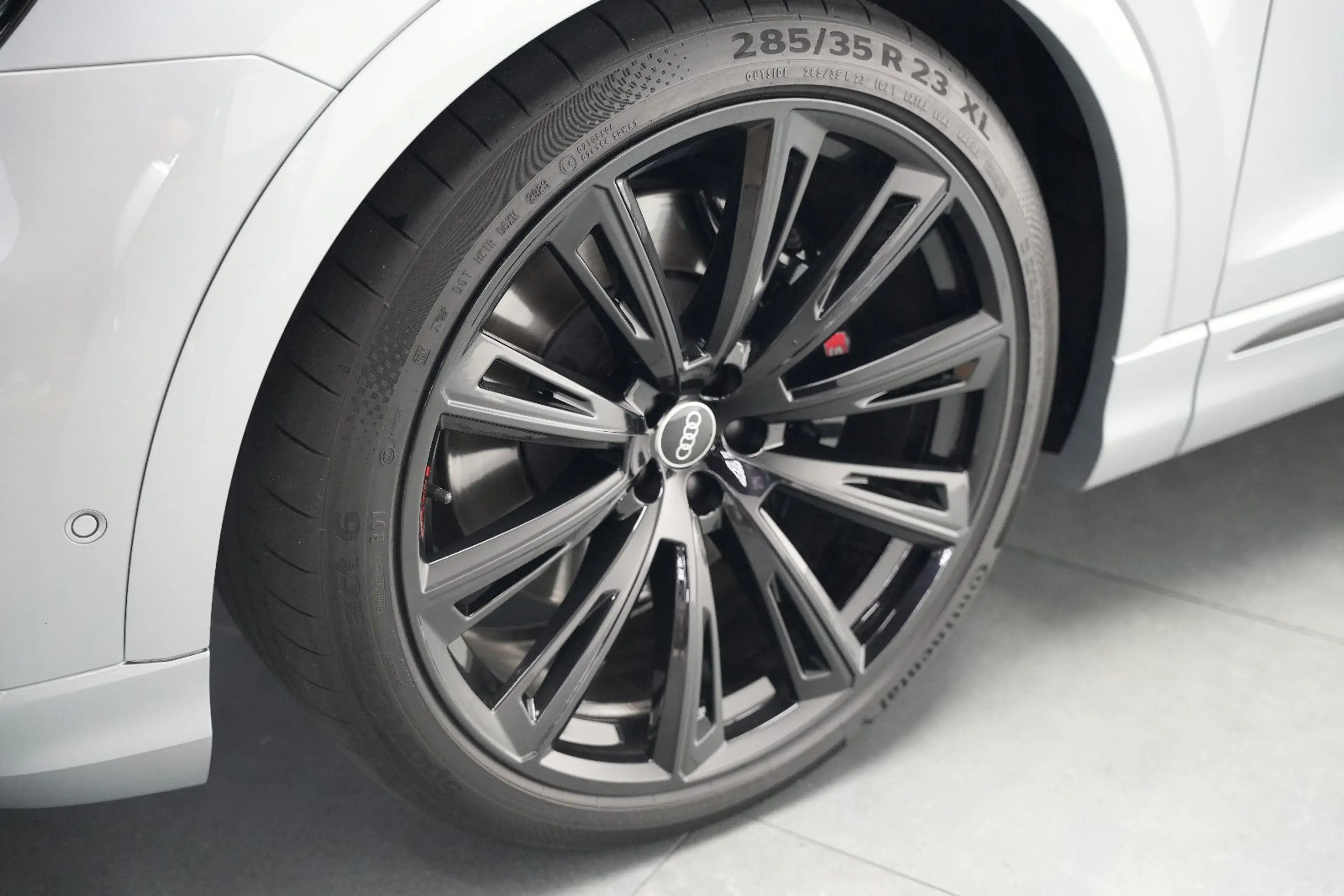 Audi SQ8 4.0 TFSI quattro/EXCLUSIVE/ALCANTARA/BLACK — photo 6