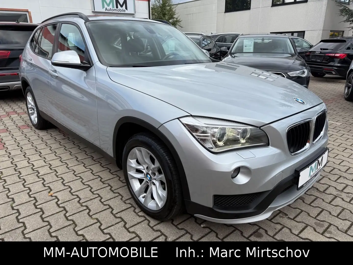 BMW X1 20d xDrive-2.HAND-NAV-PANO-LEDER-AHK-XEN-HIFI Silber - 1