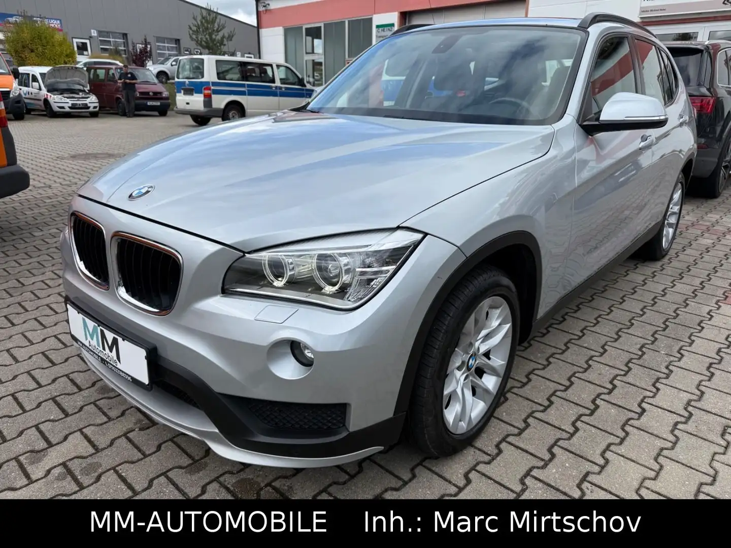 BMW X1 20d xDrive-2.HAND-NAV-PANO-LEDER-AHK-XEN-HIFI Silber - 2