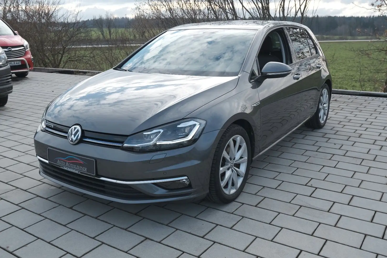 Volkswagen Golf VII Lim. 1.5TSi Highli*DSG*Navi*LED*Massage Grau - 2