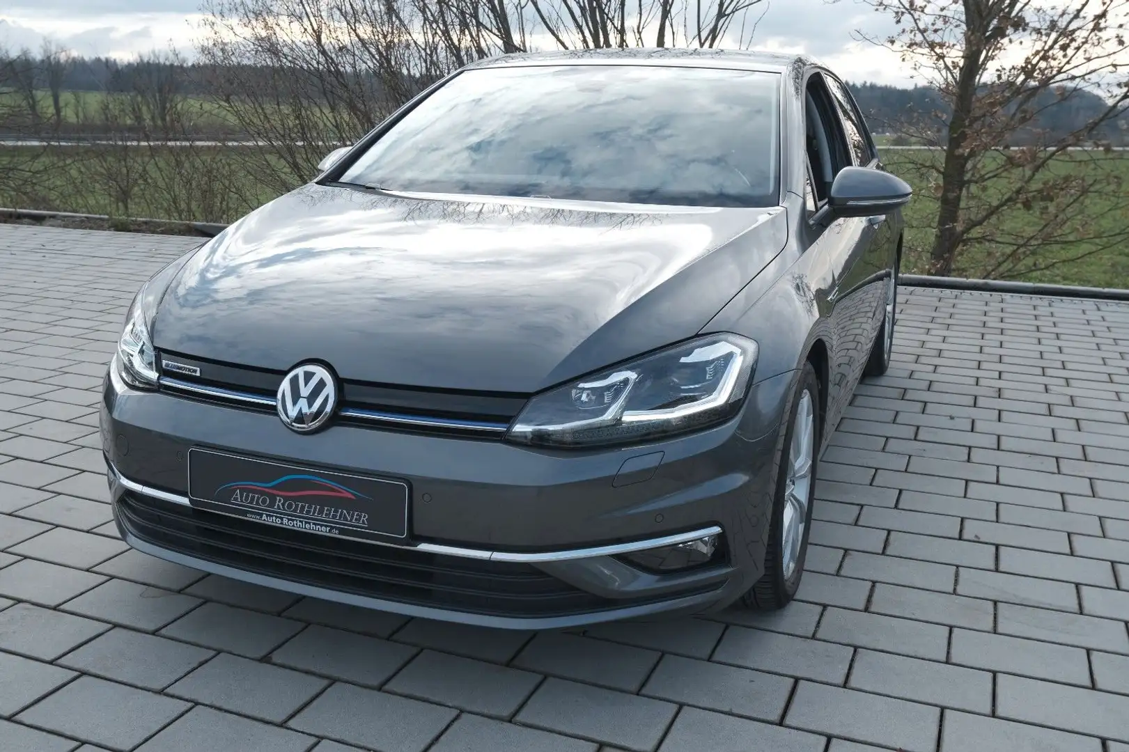 Volkswagen Golf VII Lim. 1.5TSi Highli*DSG*Navi*LED*Massage Grau - 1