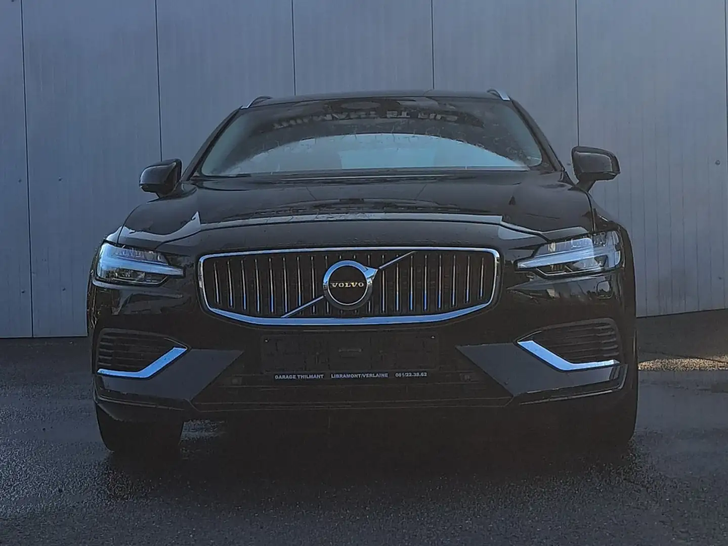 Volvo V60 2.0 T6 AWD PHEV Essential Bright Schwarz - 2