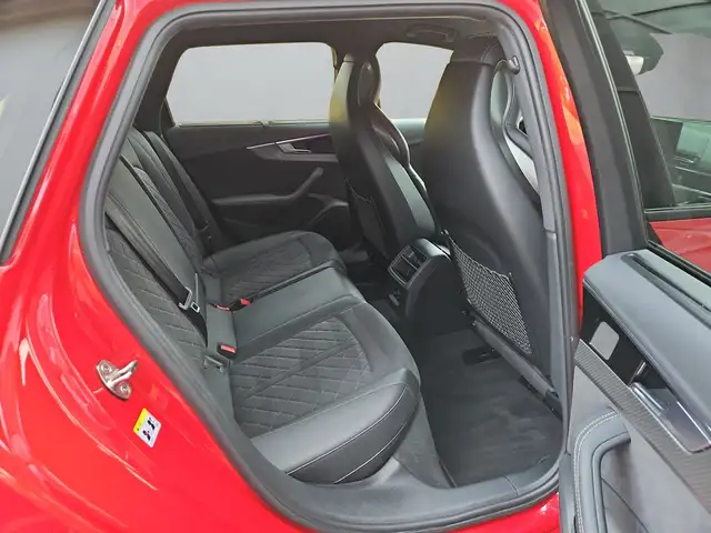 Audi RS4 view 12