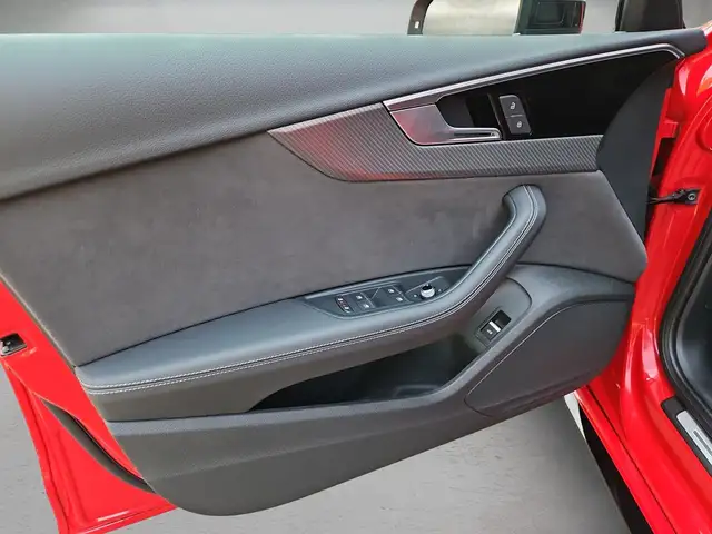 Audi RS4 view 6