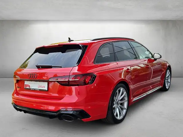 Audi RS4 view 3
