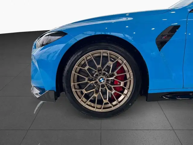 BMW M4 view 3