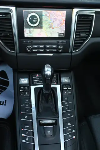 Porsche Macan view 13