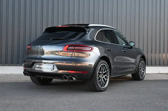 Porsche Macan view 3