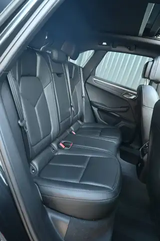 Porsche Macan view 12