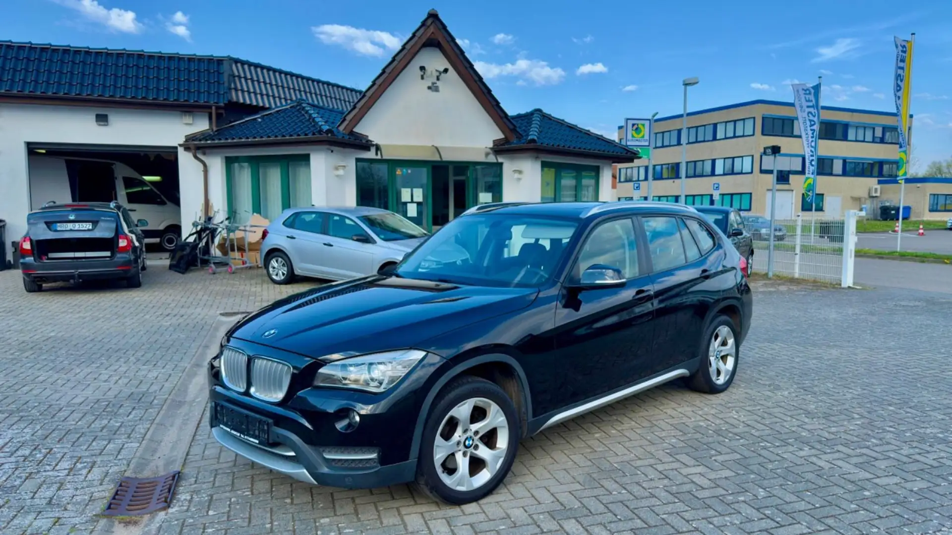 BMW X1 18 d xDrive PANO*BI-XENON*NAVI*AHK*PDC*TEMP Schwarz - 1