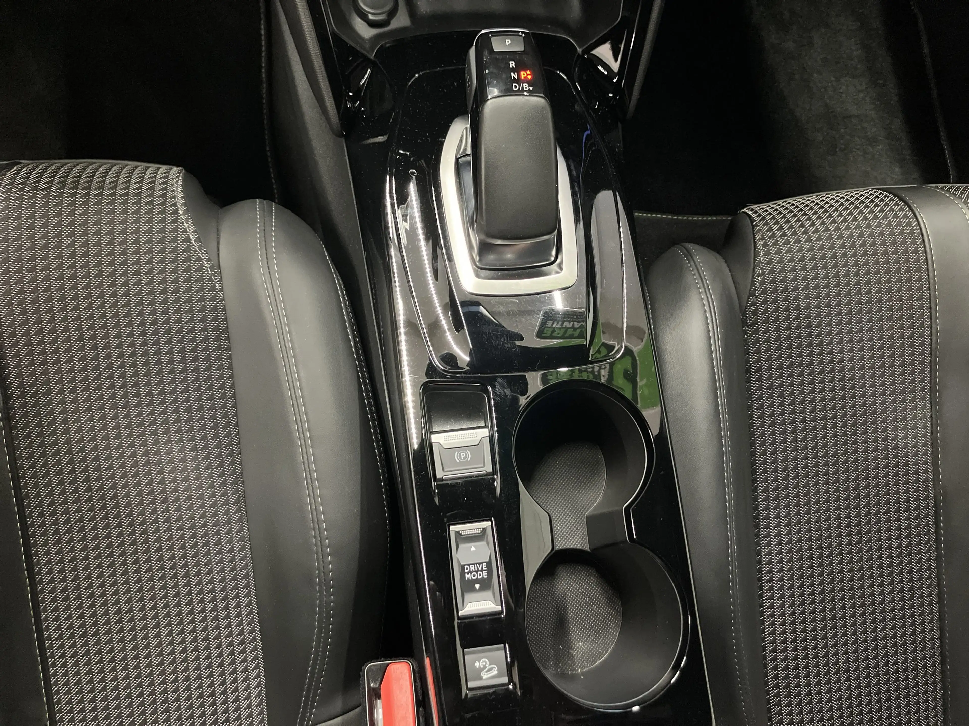 Peugeot e-2008 Elektro 136 GT LED+Navi+Kamera+LM17 — photo 13
