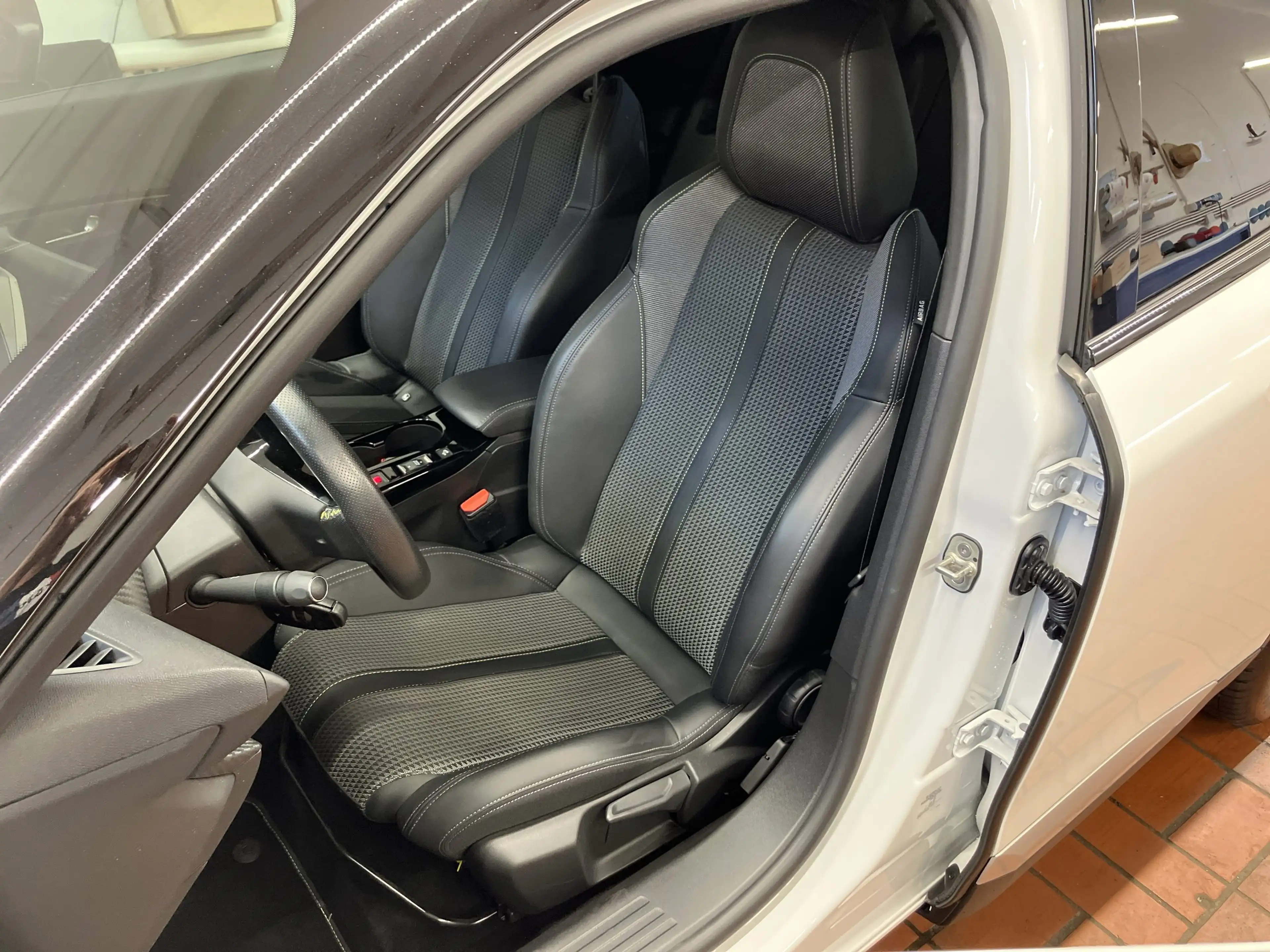 Peugeot e-2008 Elektro 136 GT LED+Navi+Kamera+LM17 — photo 8