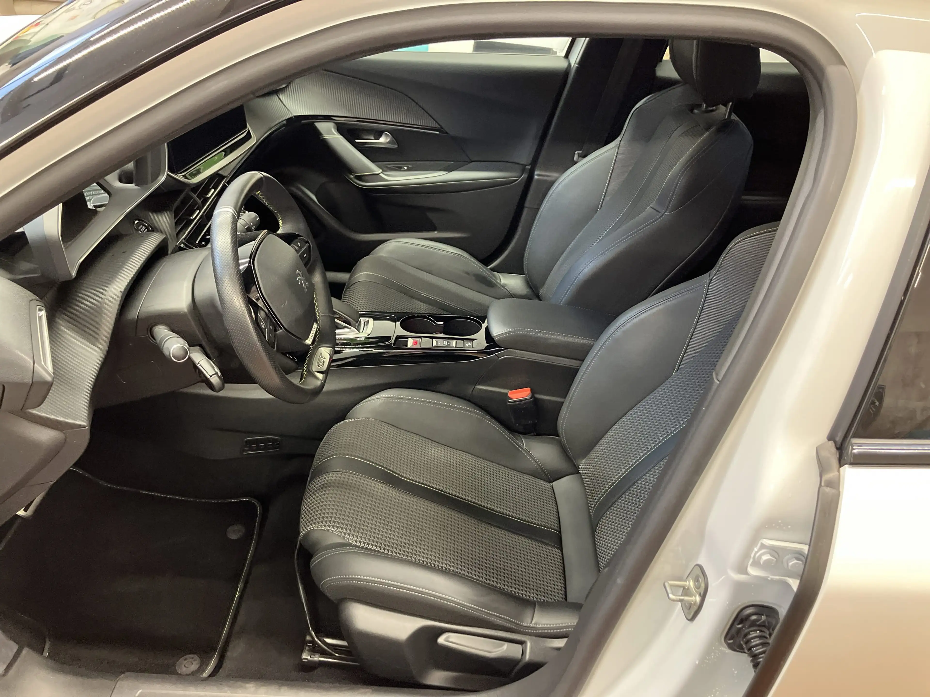 Peugeot e-2008 Elektro 136 GT LED+Navi+Kamera+LM17 — photo 7