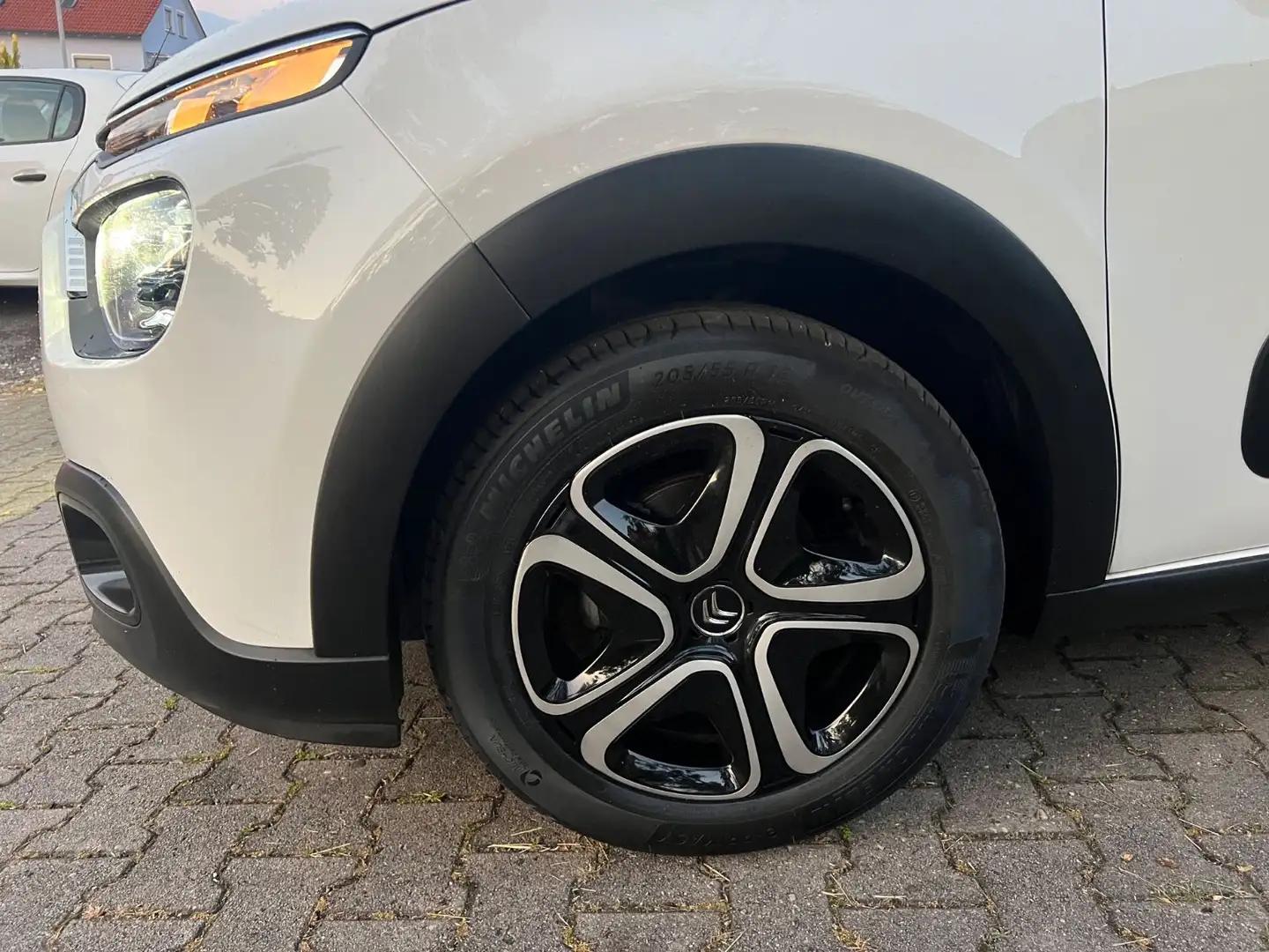 Citroen C3 1.2 PureTech*LED*Navi*Klimaaut.*LaneAssist Weiß - 2