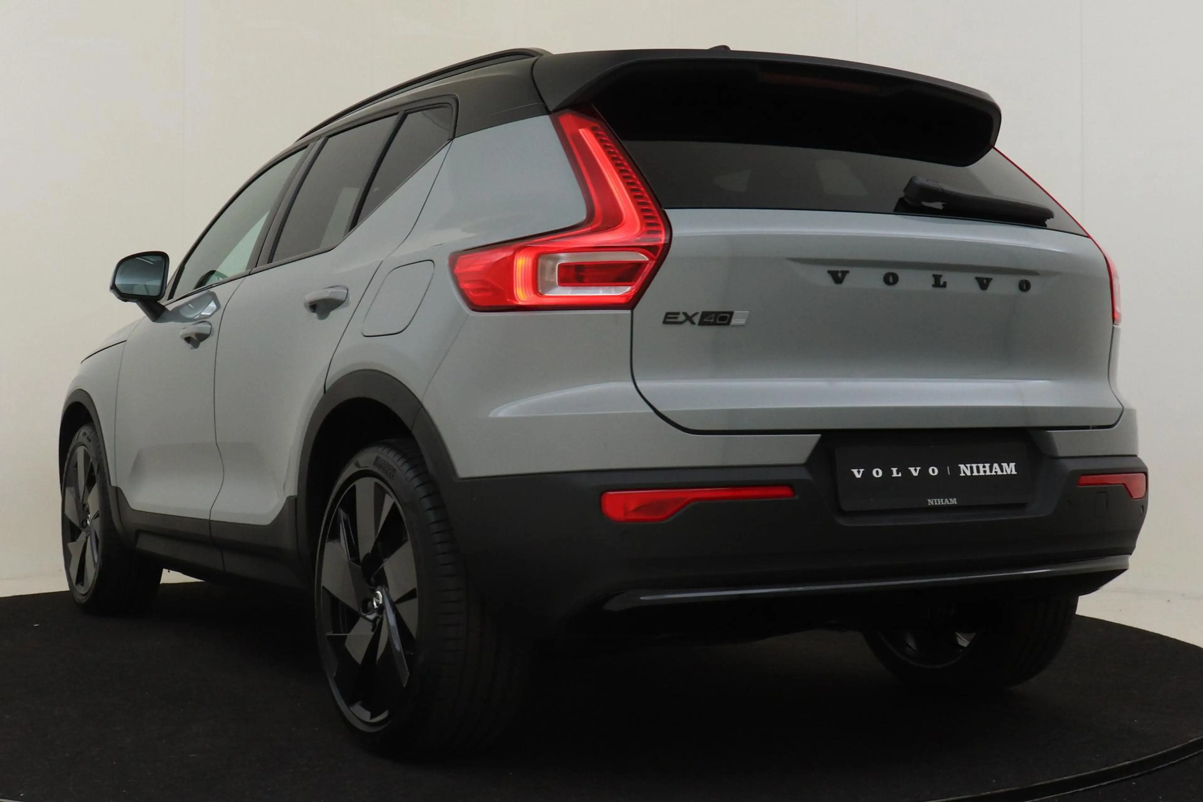 Volvo EX40 SINGLE MOTOR EXTENDED RANGE ULTRA BLACK EDITION EU — photo 5