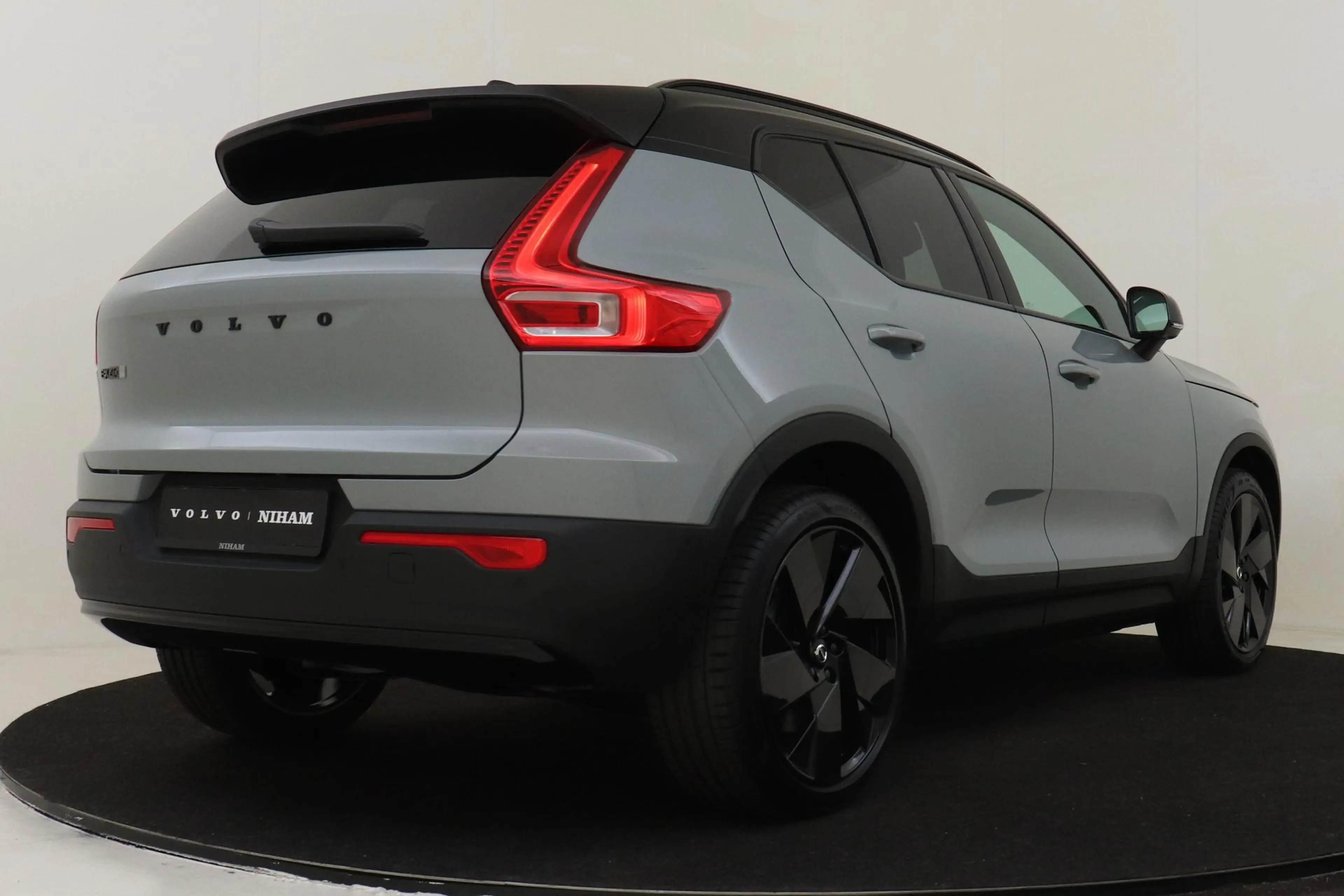 Volvo EX40 SINGLE MOTOR EXTENDED RANGE ULTRA BLACK EDITION EU — photo 3