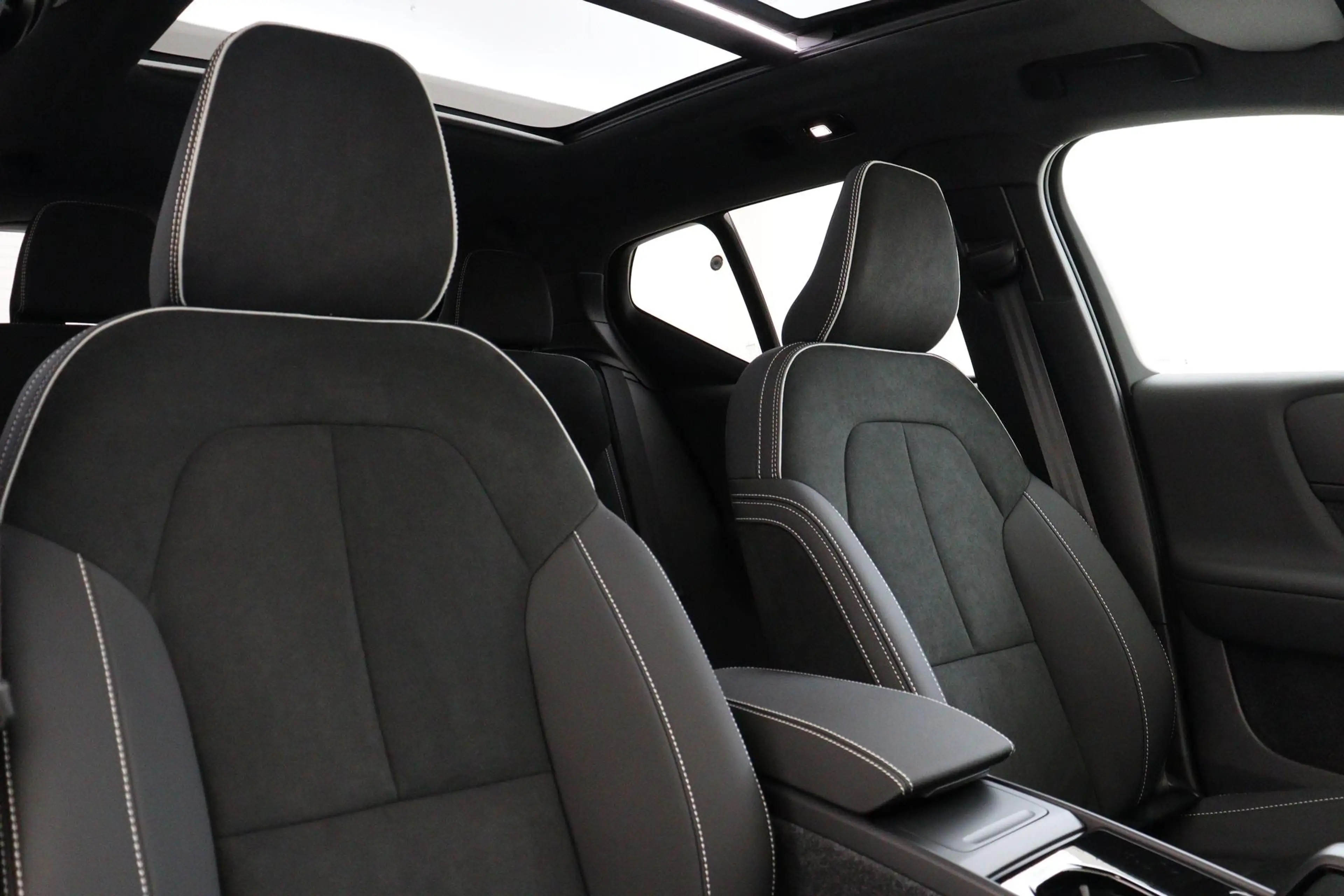 Volvo EX40 SINGLE MOTOR EXTENDED RANGE ULTRA BLACK EDITION EU — photo 14