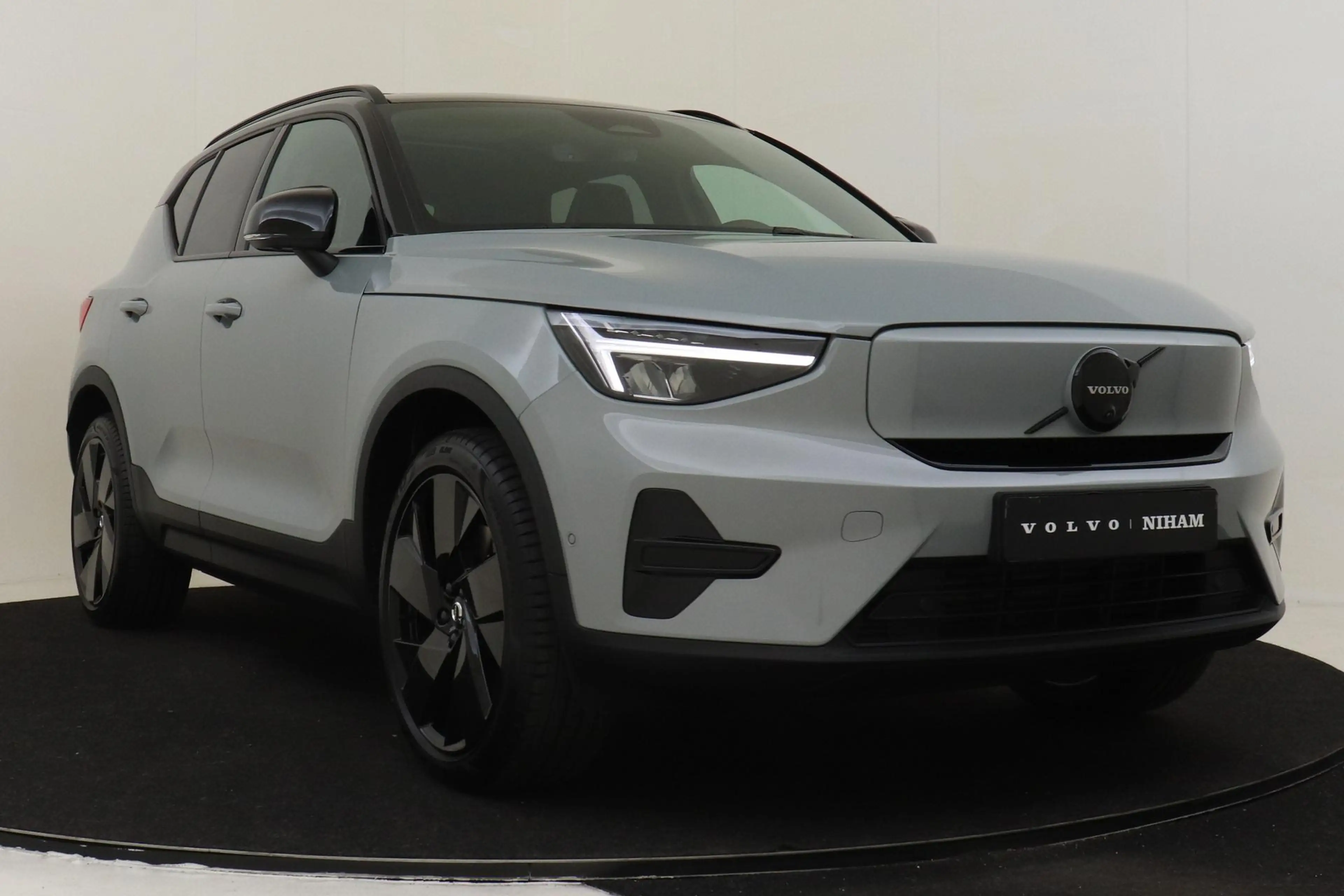 Volvo EX40 SINGLE MOTOR EXTENDED RANGE ULTRA BLACK EDITION EU — photo 11