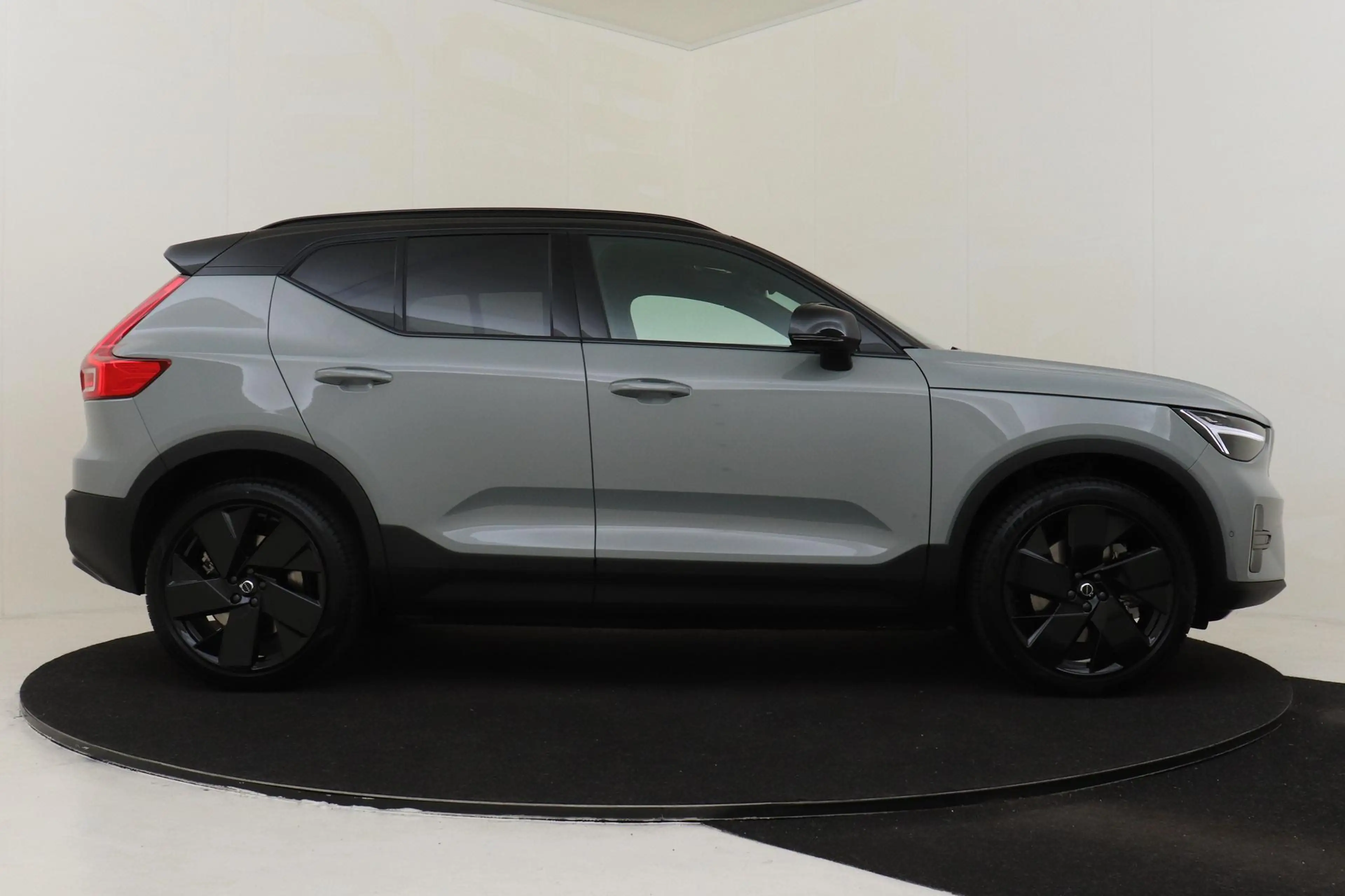 Volvo EX40 SINGLE MOTOR EXTENDED RANGE ULTRA BLACK EDITION EU — photo 13