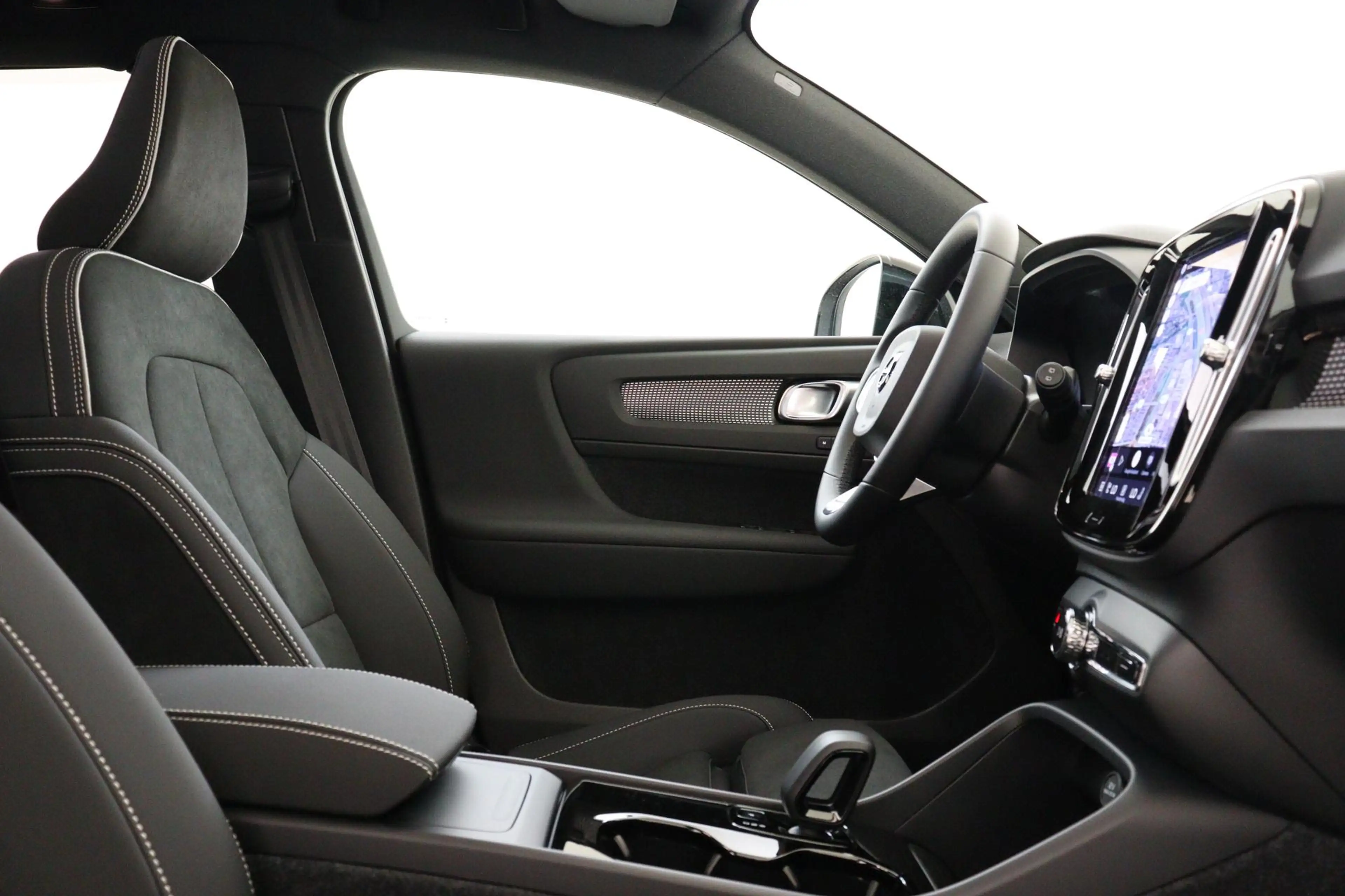Volvo EX40 SINGLE MOTOR EXTENDED RANGE ULTRA BLACK EDITION EU — photo 10